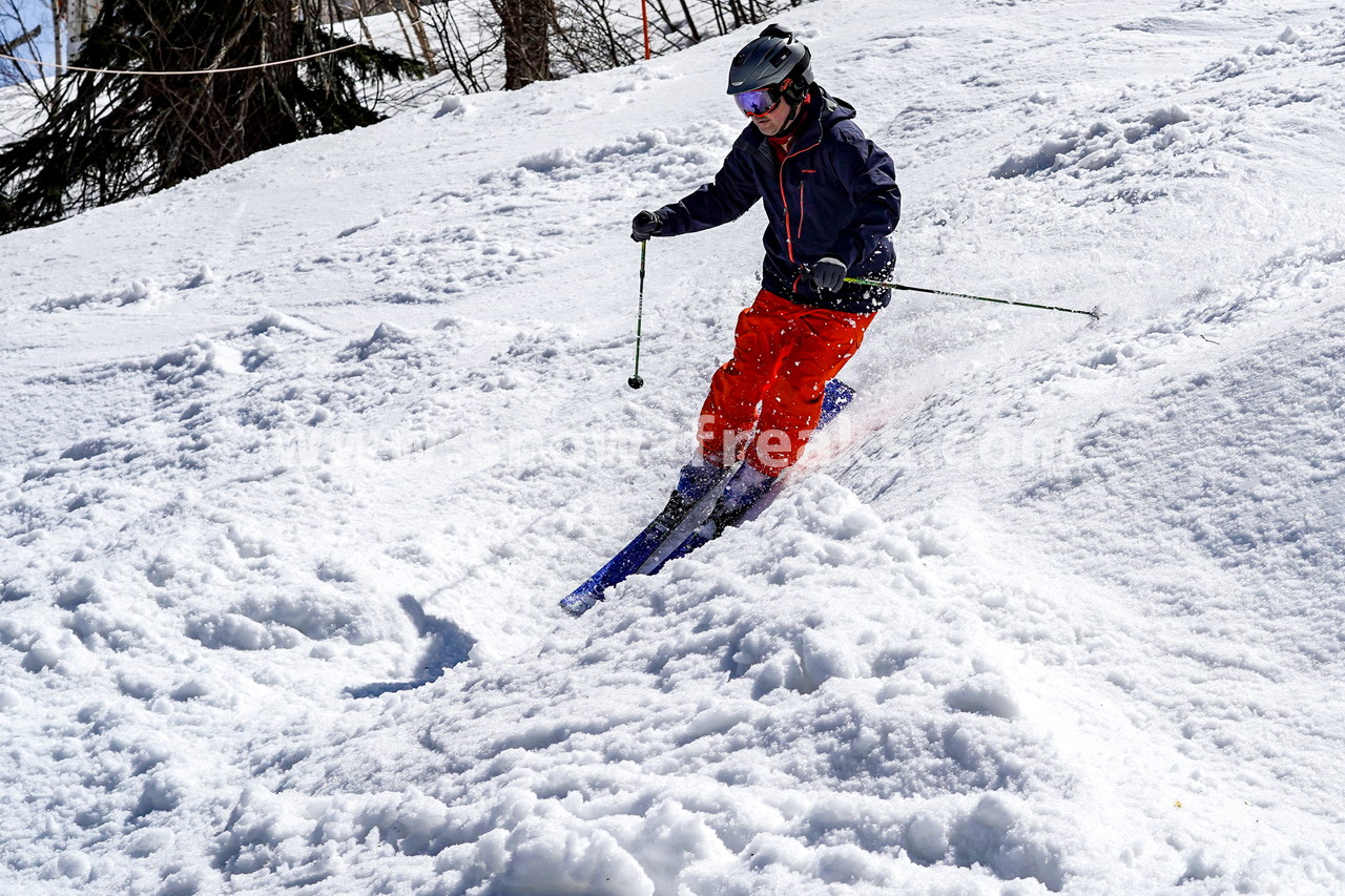 札幌国際スキー場 Mt.石井スポーツ ISHII SKI ACADEMY 校長・斉藤人之さんによる『斉藤塾』開講。本日のテーマは、「春雪！コブからスキーのたわみを楽しむ！！」(^^)v